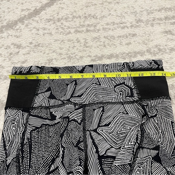 Lululemon Goal Crusher 7/8 Tight in Dottie Tribe White Black / Black - Picture 14 of 16